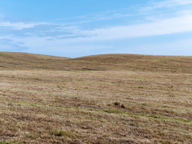 Sakallı tepeler, mavi gökyüzü. Minimalist manzara, mavi gökyüzünün altındaki alan..