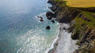 Clonakilty yakınlarındaki West Cork sahil şeridi. Güzel deniz manzarası. İrlanda 'nın güney kıyısında. Drone fotoğrafı.