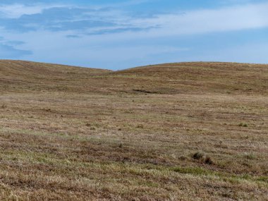 Sakallı tepeler, gökyüzü. Minimalist manzara, mavi gökyüzünün altındaki alan..