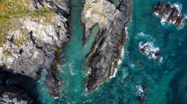 Atlantik Okyanusu 'nun turkuaz suları ve büyük sahil kayalıkları. Çok güzel bir deniz manzarası var. Drone bakış açısı.