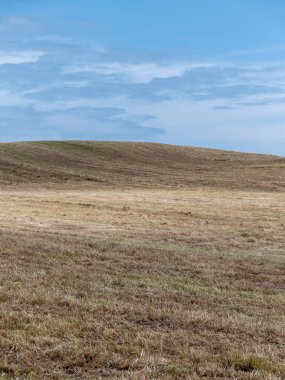 Sakallı tepeler. Minimalist manzara, gökyüzünün altındaki alan.