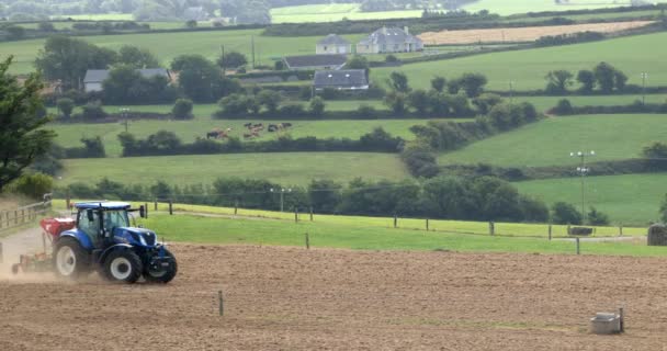 County Cork Irland Augusti 2022 Blå Traktor Bearbetar Och Sår — Stockvideo