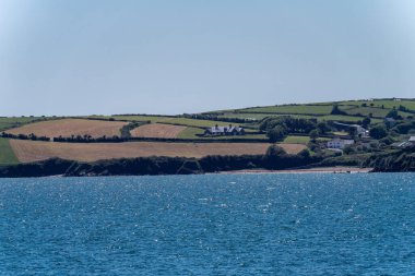 Güzel bir yaz gününde güzel bir deniz kıyısı. Avrupa deniz manzarası. Atlantik.
