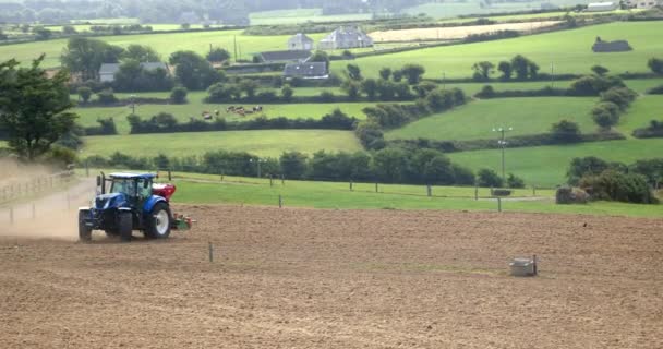 アイルランドのコーク州 2022年8月20日 1つの青いトラクターのプロセスと夏に耕起フィールドを播種します 農作業場 — ストック動画