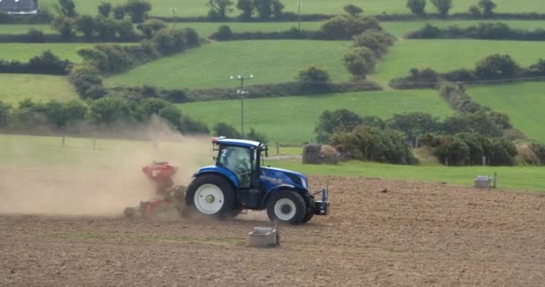 アイルランドのコーク州 2022年8月20日 1つのトラクターのプロセスと夏に耕起フィールドを播種します 畑での農作業 — ストック動画