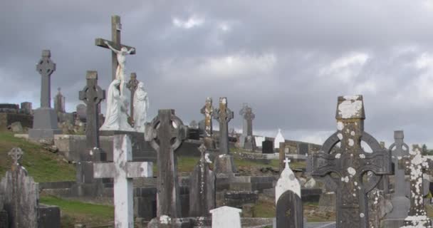 天主教公墓里的石碑和凯尔特十字架 爱尔兰一个基督教公墓上空阴云密布的天空 — 图库视频影像