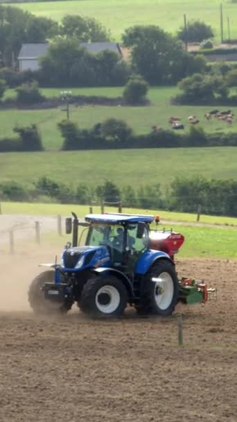 アイルランドのコーク州 2022年8月20日 1つの青いトラクターのプロセスと夏に耕起フィールドを播種します 畑での農業作業 — ストック動画