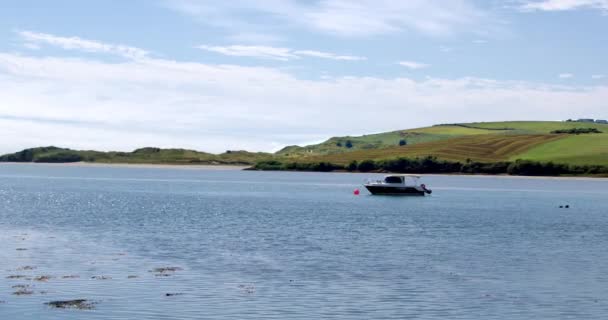 West Cork Ireland August 2022 One Small Motorboat Anchored Clonakilty — Stockvideo