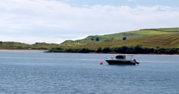 Δυτικό Κορκ Ιρλανδία Αυγούστου 2022 Ένα Μικρό Μηχανοκίνητο Σκάφος Είναι — Αρχείο Βίντεο