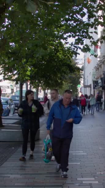Cork Irsko Září2022 Obyvatelé Corku Procházejí Jednoho Podzimního Rána Jedné — Stock video