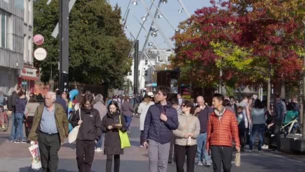 Cork Irsko Září2022 Lidé Různých Ras Pohlaví Kráčí Ulicí Evropského — Stock video
