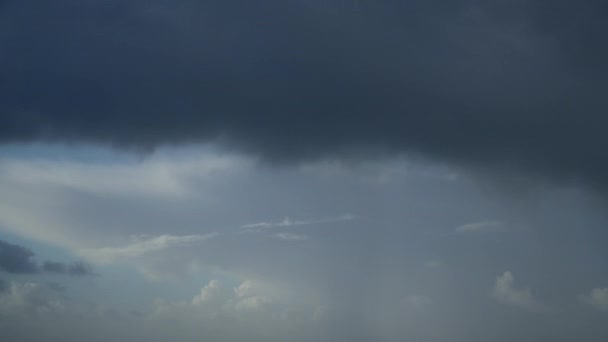 灰蒙蒙的雨云在天空中飞舞 时间流逝的视频 天空中积云作为背景 — 图库视频影像