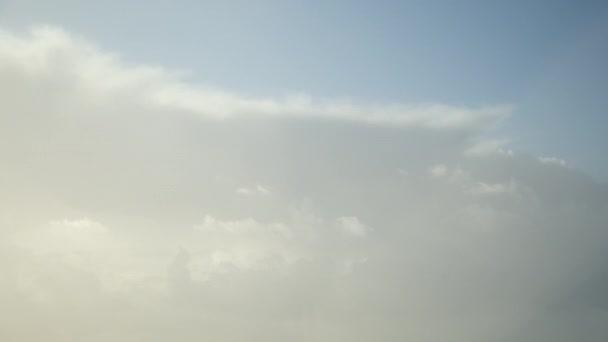 Nubes Cúmulos Esponjosos Blancos Vuelan Muy Rápido Cielo Despejado Video — Vídeo de stock