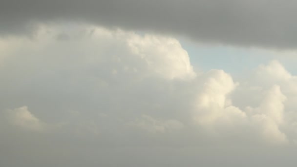 Las Nubes Cúmulos Mueven Rápidamente Través Del Cielo Cielo Nublado — Vídeos de Stock