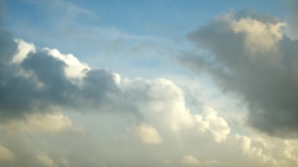 Eine Vielzahl Von Wolken Ziehen Morgen Schnell Den Blauen Himmel — Stockvideo