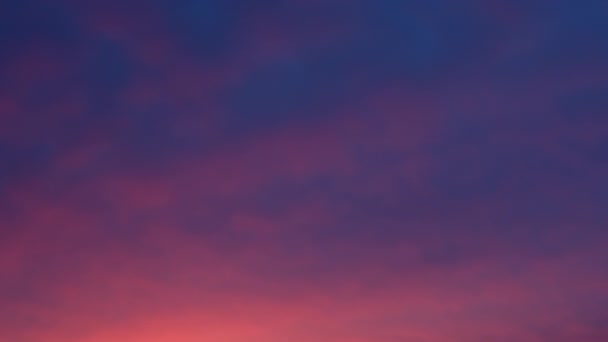 Ροζ Σύννεφα Αυγή Κινούνται Αργά Στο Μπλε Πρωινό Ουρανό Timelapse — Αρχείο Βίντεο