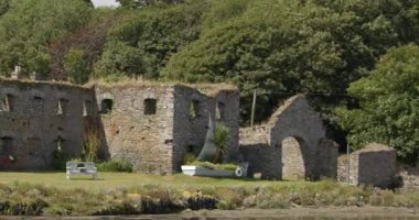İrlanda 'da antik taş kalıntıları yakınında çiçekli beyaz bir tekne. Clonakilty, West Cork yakınlarındaki Arundel Grain Mağazası, Ring kalıntıları..