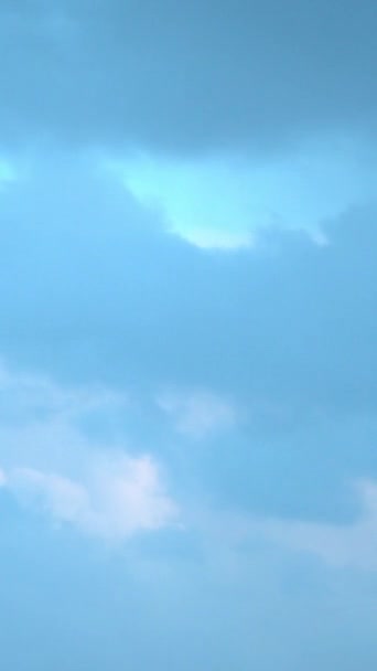 Vertikales Video Ruhe Des Himmels Zeitraffer Video Mit Weißen Wolken — Stockvideo