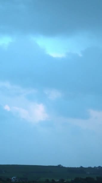 Time Lapse Video Dreamy Evening Sky Idyllic Field Vídeo Vertical — Vídeo de Stock