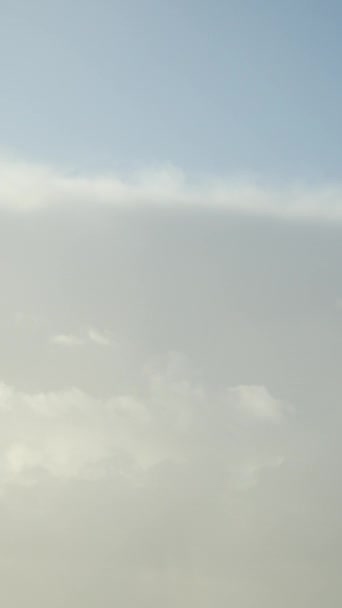 在清澈的天空 风景如画的背景下 一个闪烁着飞扬的白色积雨云的时光片断 垂直录像 — 图库视频影像