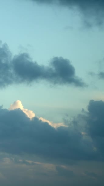 背景にはふわふわのピンクと白い雲が広がる明け方の空のタイムラプス 垂直ビデオ — ストック動画