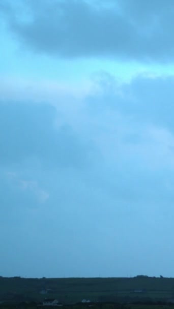 Nubes Cautivadoras Breathtaking Time Lapse Irish Landscape Dusk Vídeo Vertical — Vídeos de Stock