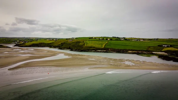 曇り空の夏の日 トップビューでアイルランドの南にあるInchydoney Beach 海辺の風景 有名なアイルランドの砂浜 大西洋の海岸線 — ストック写真