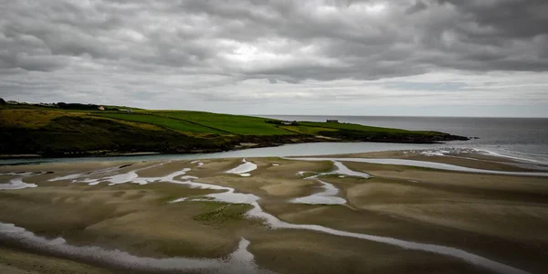 曇り空の日 トップビューで干潮時にインチドニーの絵のようなアイルランドの砂浜 アイルランド島の海岸線 大西洋の美しい緑の丘 空の灰色の雲 — ストック写真