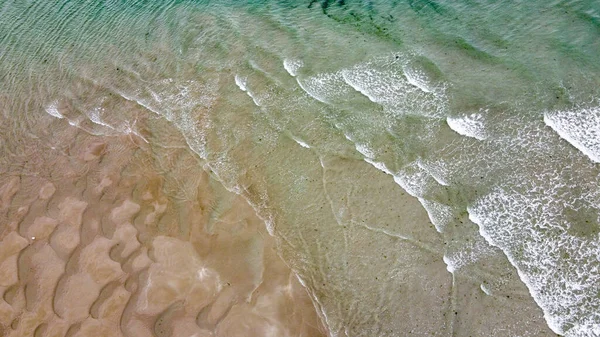 Islak Kumlu Sahil Güzel Gelgit Dalgaları Üst Manzara Deniz Burnu — Stok fotoğraf