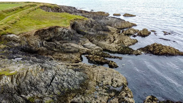 一个风景如画的石头斗篷 上面覆盖着青草 海滨的岩石 大西洋的岩石海岸 海岸线 靠近水体的海滨景观 岩石形成 — 图库照片