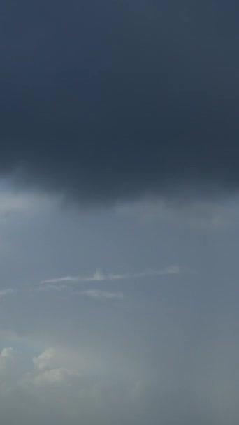 Sekwencja Czasoprzestrzenna Rejestrująca Szybki Ruch Mrocznych Chmur Deszczowych Malownicze Niebo — Wideo stockowe
