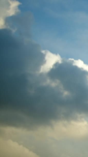 Rasch Wechselnde Wolken Blauen Morgenhimmel Vertikales Video — Stockvideo