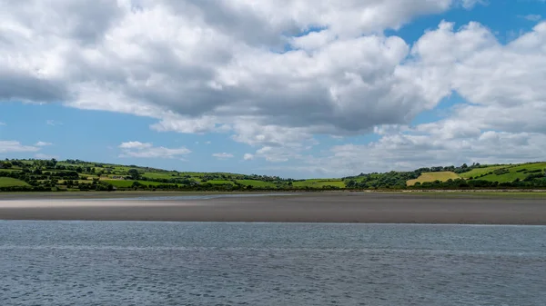 丘の上のアイルランドの田舎の空に白い積雲 素敵な夏の日に緑の丘 アイルランドの田舎 コーク州 緑の草原 水の体 — ストック写真