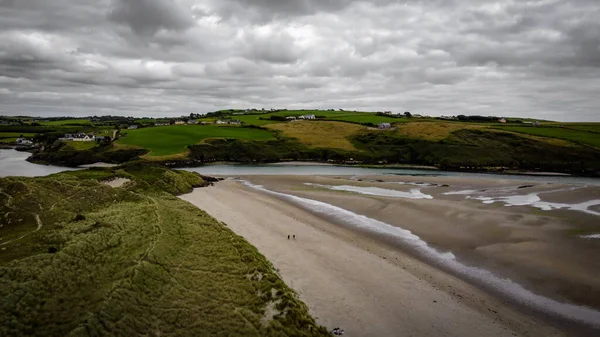曇り空の日 トップビューで干潮時にインチドニーの絵のようなアイルランドのビーチ アイルランド島の海岸線 大西洋の美しい緑の丘 空の灰色の雲 — ストック写真