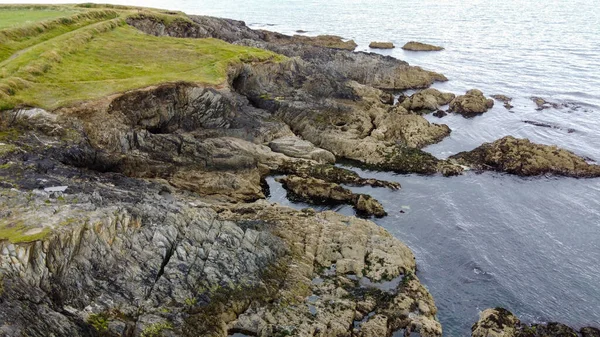 Kamienna Peleryna Pokryta Zieloną Trawą Kamień Brzegu Morza Skaliste Wybrzeże — Zdjęcie stockowe