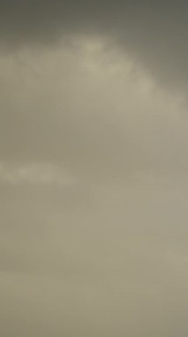 Gökyüzündeki gri bulutların yavaş zaman atlaması