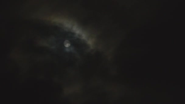 Bulutlu Bir Gece Gökyüzünde Parlak Bir Dolunayın Zaman Videosu — Stok video