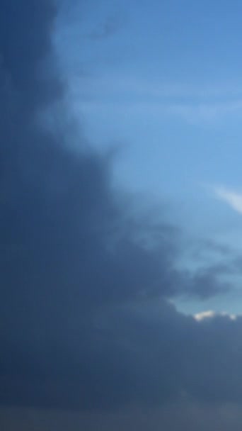 背景として青い空に積雲のタイムラプスビデオは 雲が空を横切って移動します ビデオは垂直形式です — ストック動画