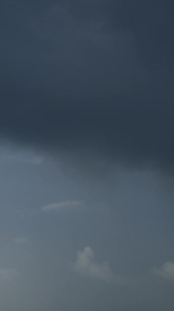 高速飞驰而过 天空中乌云密布 令人叹为观止的自然景观 垂直录像 — 图库视频影像