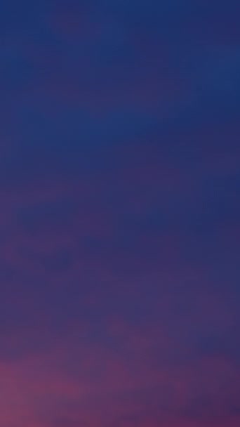 ピンクの夜明けの雲のタイムラプスビデオはゆっくりと青い朝の空 空と雲の背景に移動します 垂直ビデオ — ストック動画