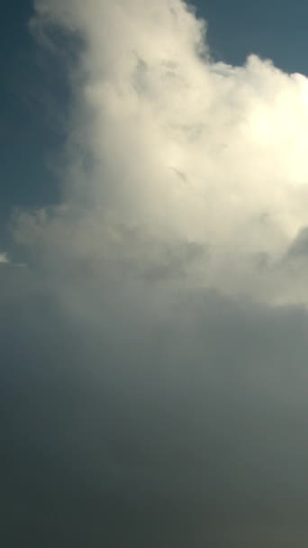 Gökyüzünde Hızla Ilerleyen Yağmur Bulutları Kümülüs Bulutları Arka Planda Dikey — Stok video