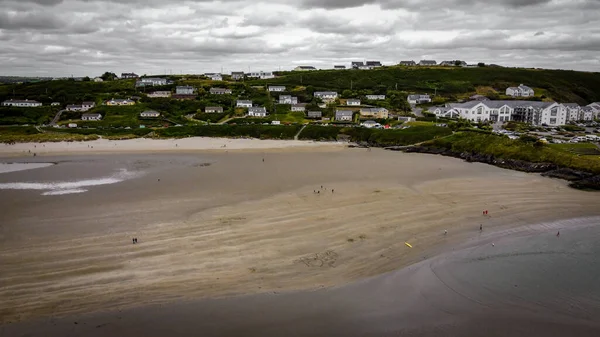 干潮時の有名なアイルランドのインチドニーのビーチ トップビュー 海岸沿いの家 巨大な砂浜 曇りの灰色の空 小さな海岸集落 — ストック写真