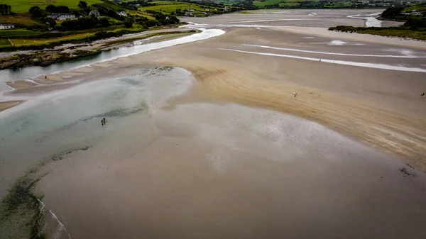 在阴天的低潮中 风景如画的爱尔兰南部沙滩英奇多尼 尽收眼底 爱尔兰岛的海岸线 大西洋上美丽的青山 — 图库照片