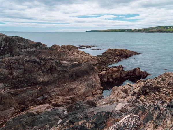 爱尔兰岛的岩石海岸 北大西洋风景如画的海岸线 欧洲西北部的自然状况 大自然的美丽 海滨的岩石 — 图库照片
