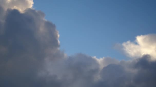 青い空を横切って急速に移動するふわふわの積雲のタイムラプス映像 — ストック動画