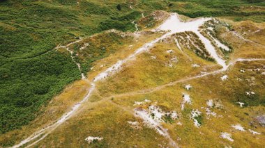 Resimli kum tepeleri. Sert bitkiler kum tepelerinde yetişir. Tepe arazisi, en üst manzara. İrlanda 'nın güneyindeki kum tepeleri. Güzel İrlanda doğası, manzara.