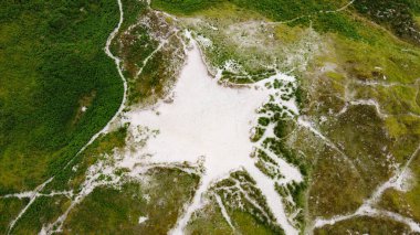 Resimli tepeler, kum tepelerindeki bitkiler. Tepe arazisi, en üst manzara. İrlanda 'nın güneyindeki kum tepeleri. Güzel İrlanda doğası, manzara.