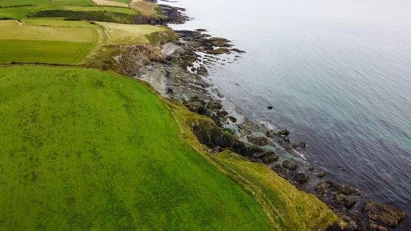 Rotskust Groene Akkers Aan Atlantische Oceaan Kustlijn Iers Landschap Waterlichaam — Stockfoto