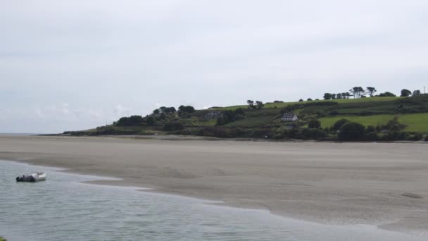 Condado Cork Irlanda Agosto 2022 Pequeño Bote Inflable Anclado Marea — Vídeo de stock