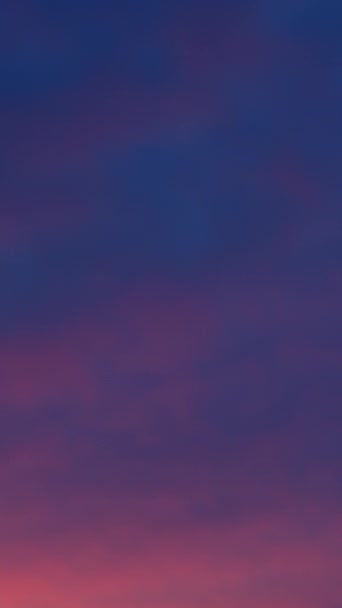 日の出のピンク色の雲の時間経過は ゆっくりと青空に移動し 背景に雲 垂直ビデオ — ストック動画
